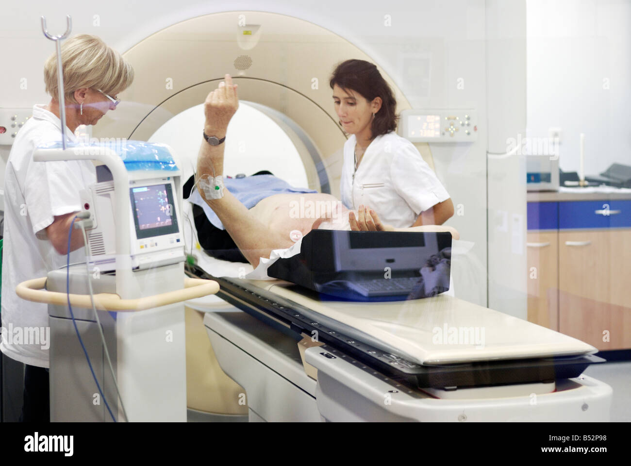 Mri heart hi-res stock photography and images - Alamy