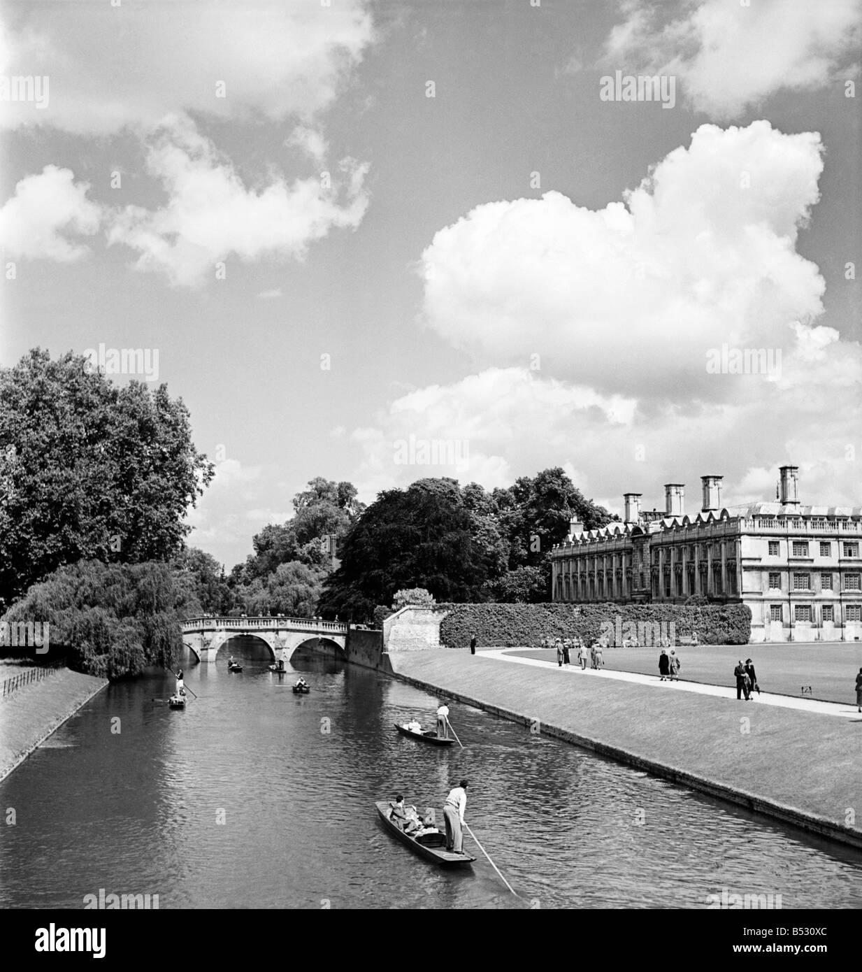 Students punt along the 'The Backs', on the Cam River, Cambridge, .  June 1952 C3068 Stock Photo