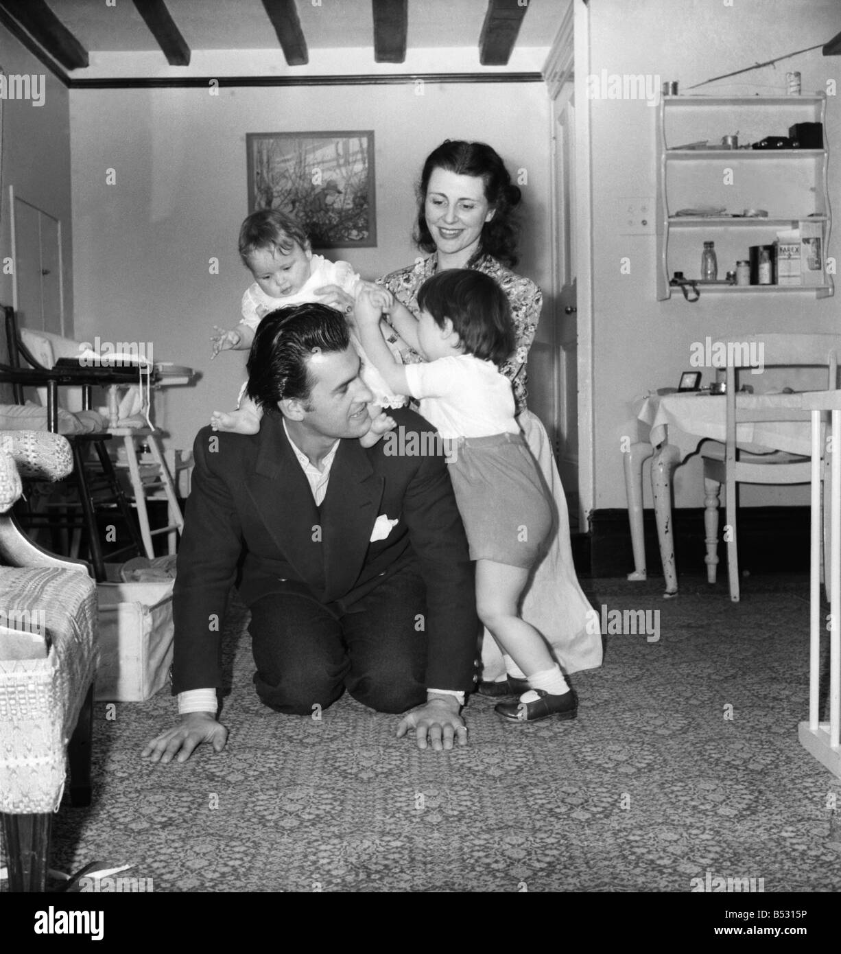 Actor Stewart Grainger and family: October 1946. O5168-001 Stock Photo