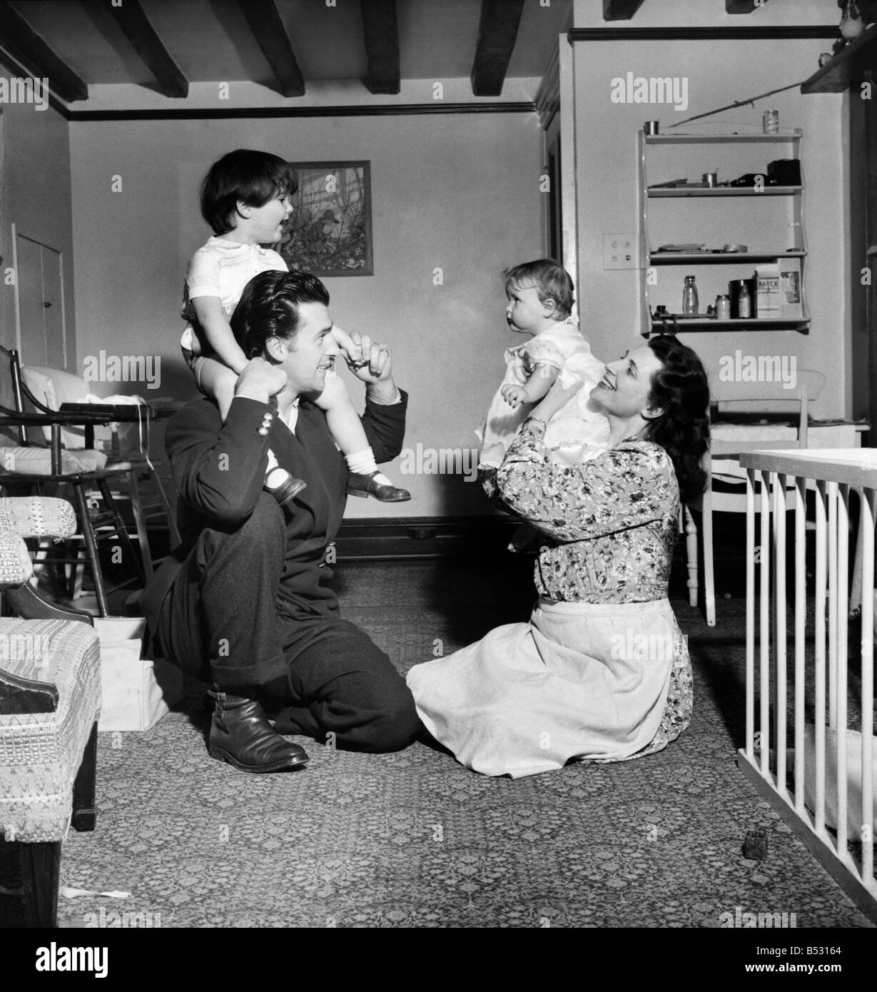 Actor Stewart Grainger and family: October 1946. O5168 Stock Photo