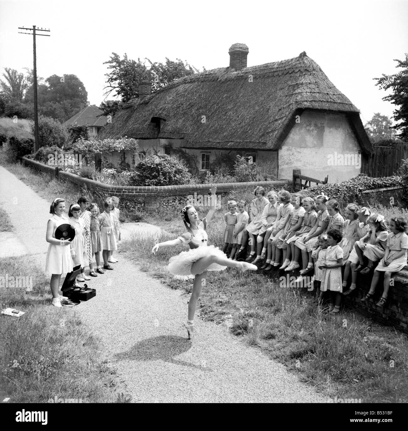 Veronica Vail - Ballerina seen dancing for the children of Little Hadham. July 1952 C3355 Stock Photo