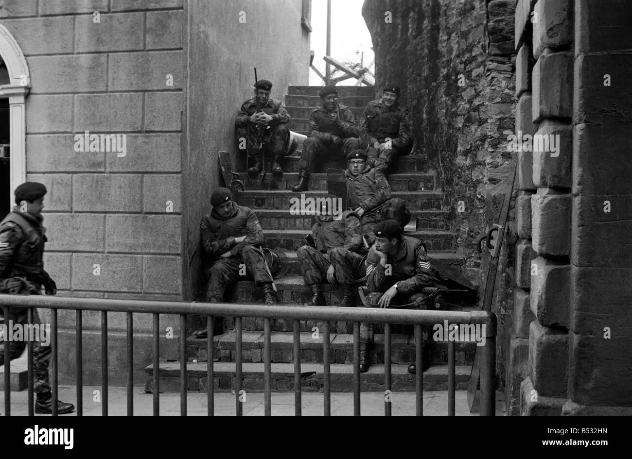 Northern Ireland. Troops seen here resting whilst out on patrol in Londonderry. &#13;&#10;August 1971 &#13;&#10;71-10839 Stock Photo