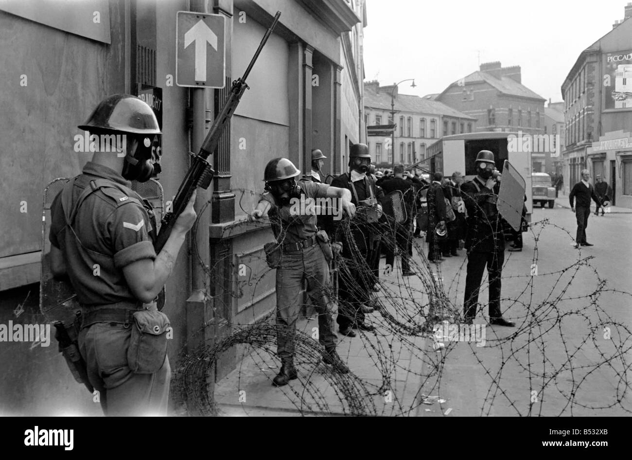 Northern Ireland Aug. 1969. Elements of the British Army are deployed to the streets of Londonderry to support the R.U.C as riot Stock Photo