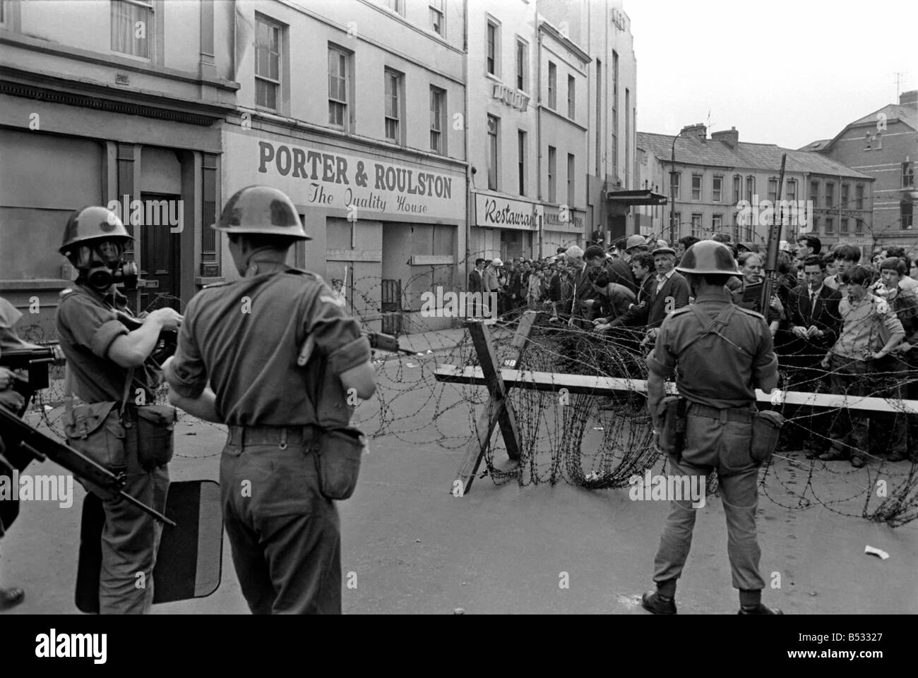 Northern Ireland Aug. 1969. Elements of the British Army are deployed to the streets of Londonderry to support the R.U.C as riot Stock Photo