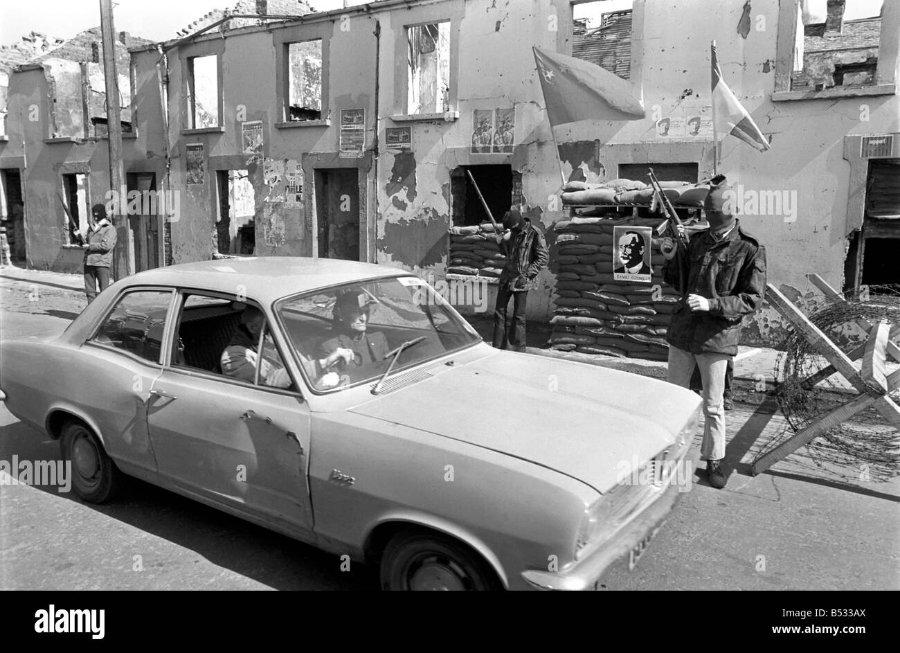 Northern Ireland April 1972. Members of the official IRA seen manning a barricade in the Bogside. April 1972 72-4762-001 Stock Photo