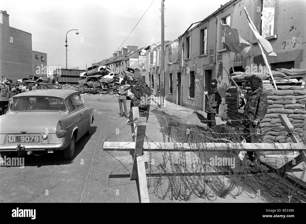 Northern Ireland April 1972. Members of the official IRA seen manning a barricade in the Bogside. April 1972 72-4762-004 Stock Photo
