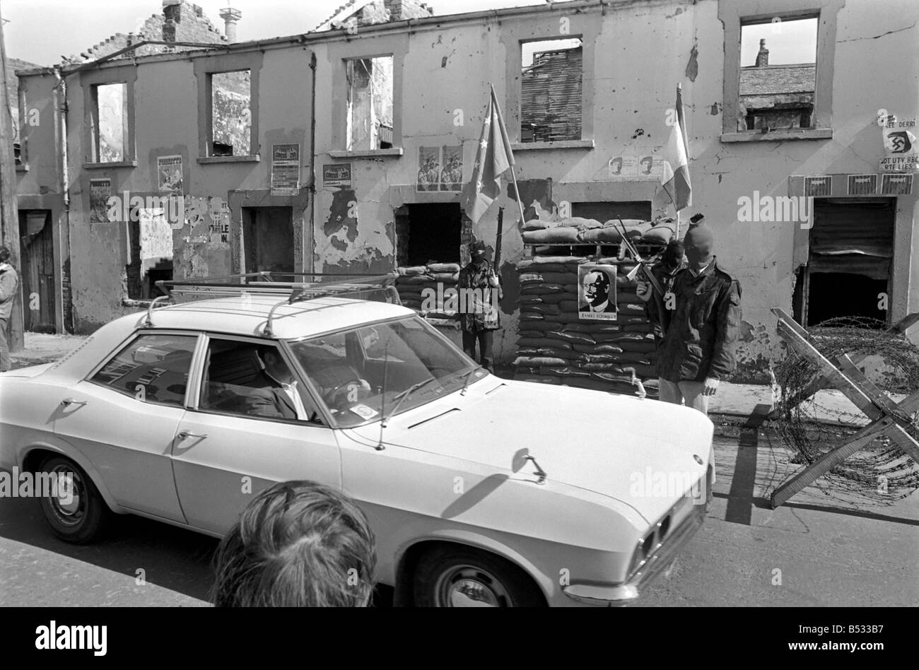 Northern Ireland April 1972. Members of the official IRA seen manning a barricade in the Bogside. April 1972 72-4762-005 Stock Photo