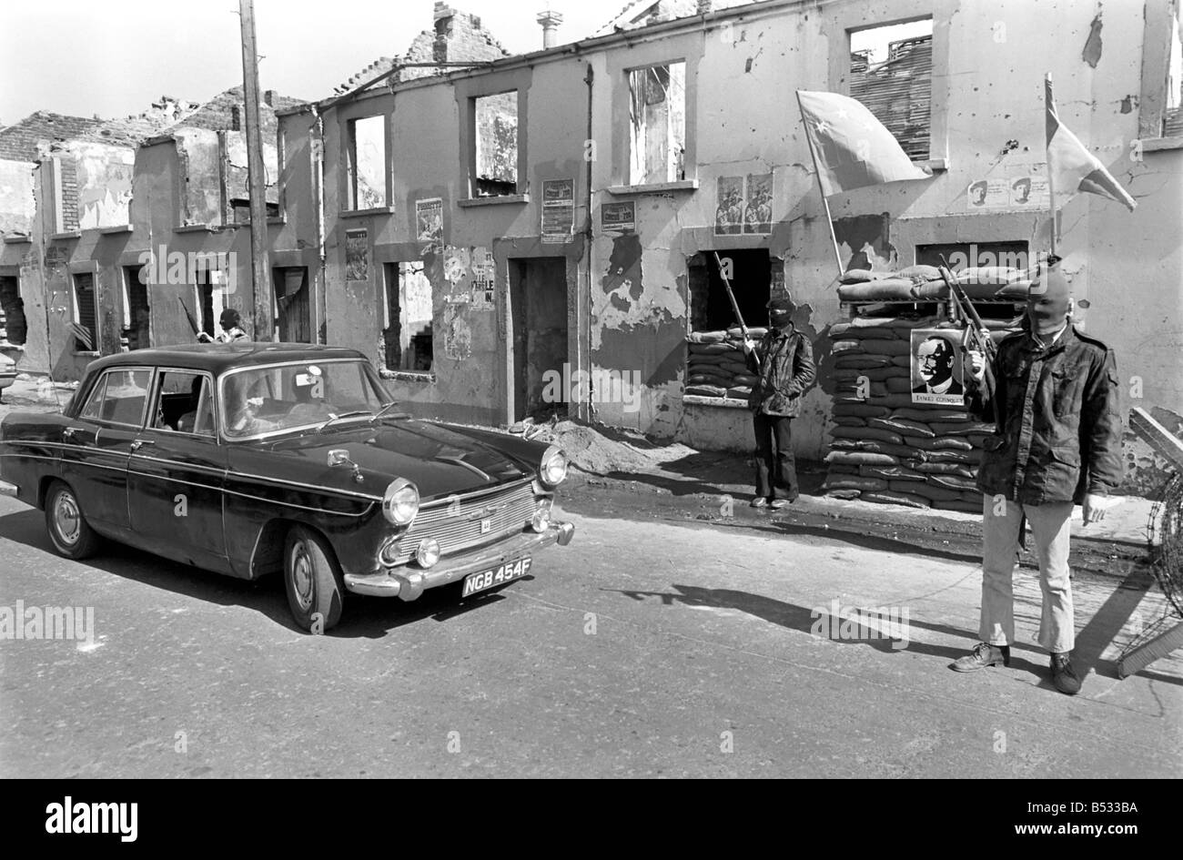Northern Ireland April 1972. Members of the official IRA seen manning a barricade in the Bogside. April 1972 72-4762-006 Stock Photo