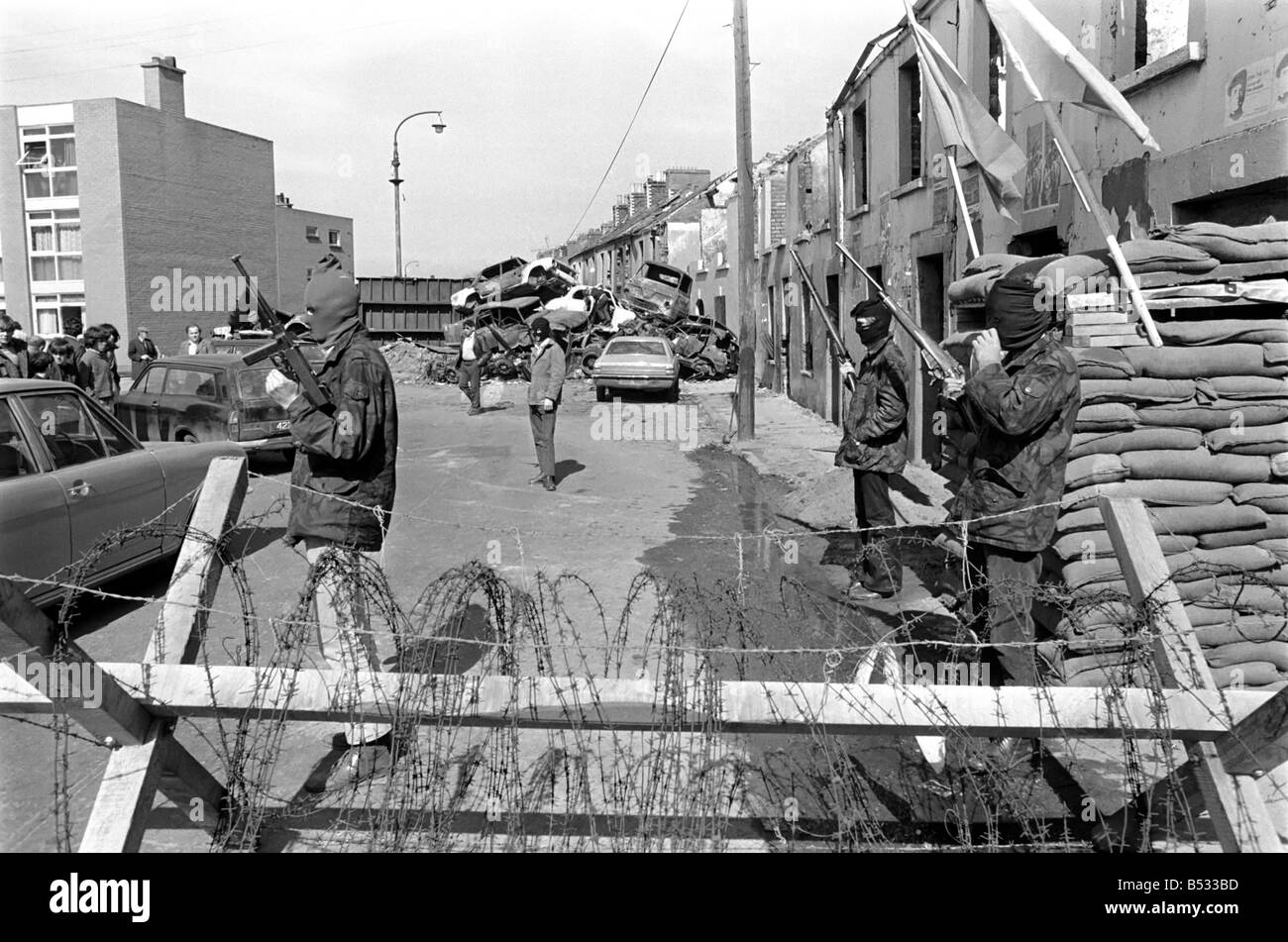 Northern Ireland April 1972. Members of the official IRA seen manning a barricade in the Bogside. April 1972 72-4762 Stock Photo