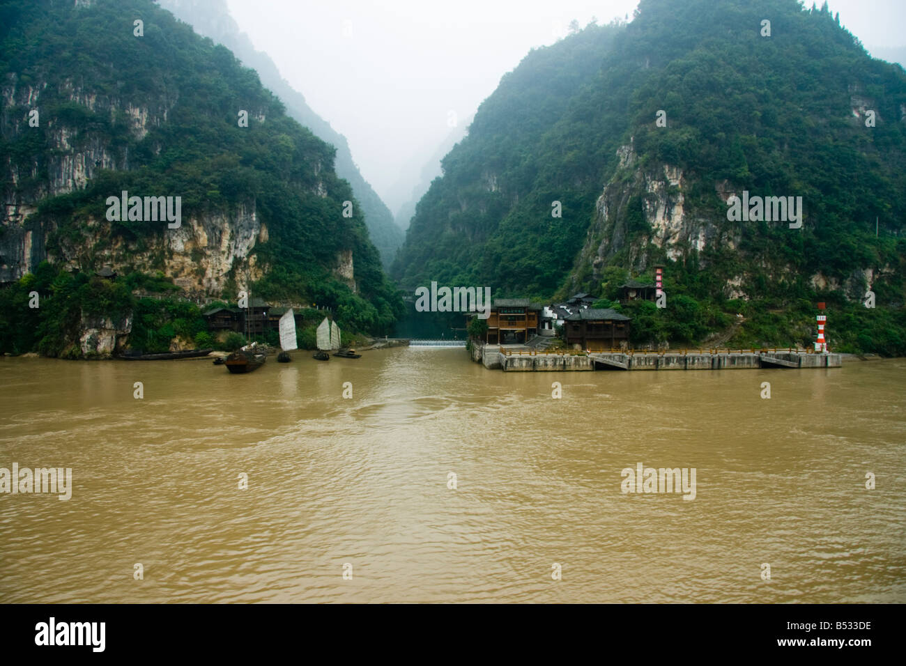 Traditional Chinese boats and small buildings on the shores of the Yangtze River, China Stock Photo