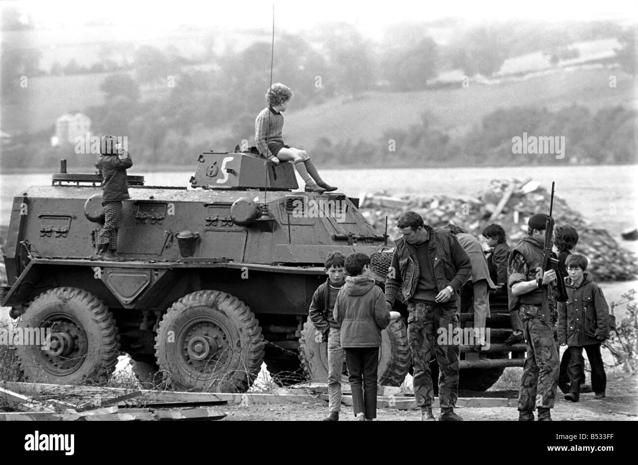 Northern Ireland June 1972. Children and soldiers play at the army base on the Foyle Road. The army were in the process of abandoning the camp. June 1972 72-7009-008 Stock Photo