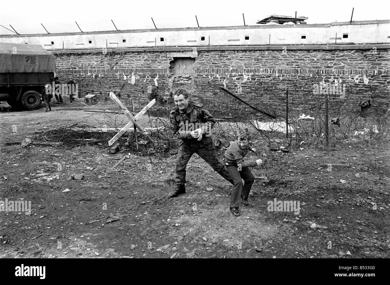 Northern Ireland June 1972. Children and soldiers play at the army base on the Foyle Road. The army were in the process of abandoning the camp. June 1972 72-7009-012 Stock Photo