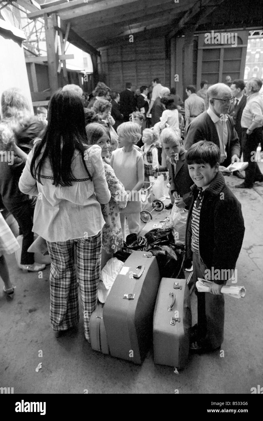 George Phillips, staff. Northern Ireland July 1972. Children waiting for the train in Belfast as families flee from the bombs and bullets. July 1972. July 1972 72-7262-001 Stock Photo