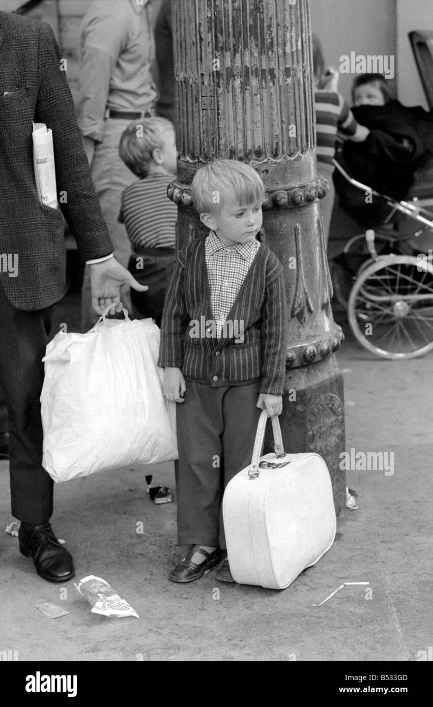 George Phillips, staff. Northern Ireland July 1972. Children waiting for the train in Belfast as families flee from the bombs and bullets. July 1972. July 1972 72-7262-003 Stock Photo