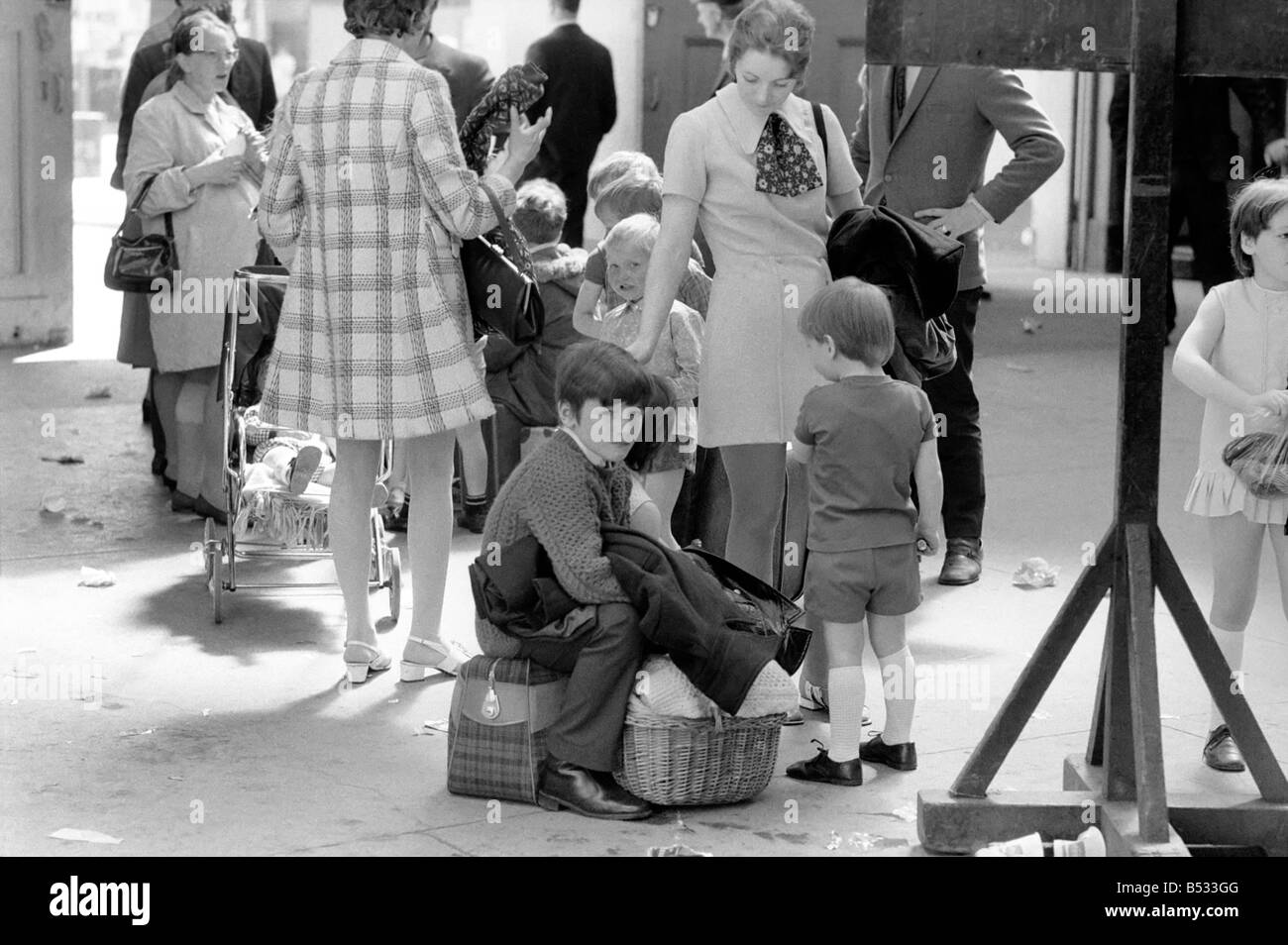 George Phillips, staff. Northern Ireland July 1972. Children waiting for the train in Belfast as families flee from the bombs and bullets. July 1972. July 1972 72-7262-004 Stock Photo