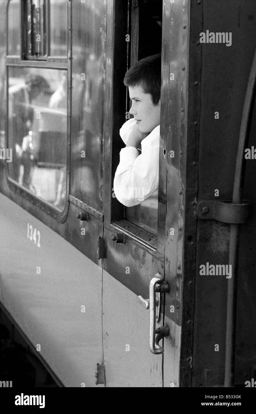 George Phillips, staff. Northern Ireland July 1972. Children waiting for the train in Belfast as families flee from the bombs and bullets. July 1972. July 1972 72-7262-005 Stock Photo