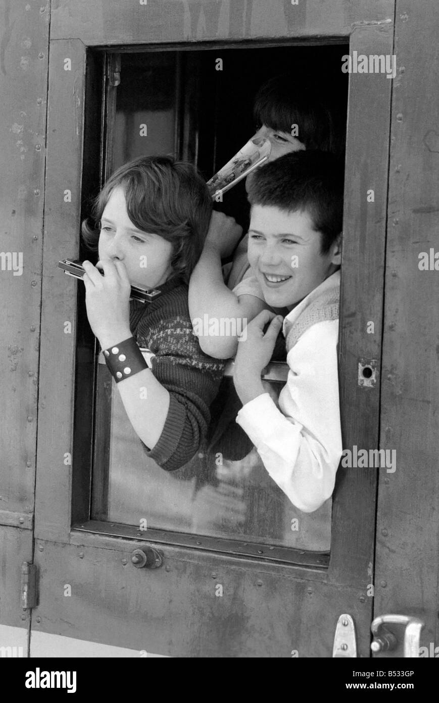 George Phillips, staff. Northern Ireland July 1972. Children waiting for the train in Belfast as families flee from the bombs and bullets. July 1972. July 1972 72-7262-006 Stock Photo