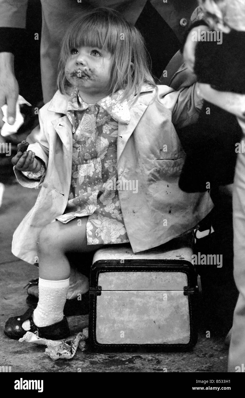George Phillips, staff. Northern Ireland July 1972. Children waiting for the train in Belfast as families flee from the bombs and bullets. July 1972. ;July 1972 ;72-7262-008 Stock Photo