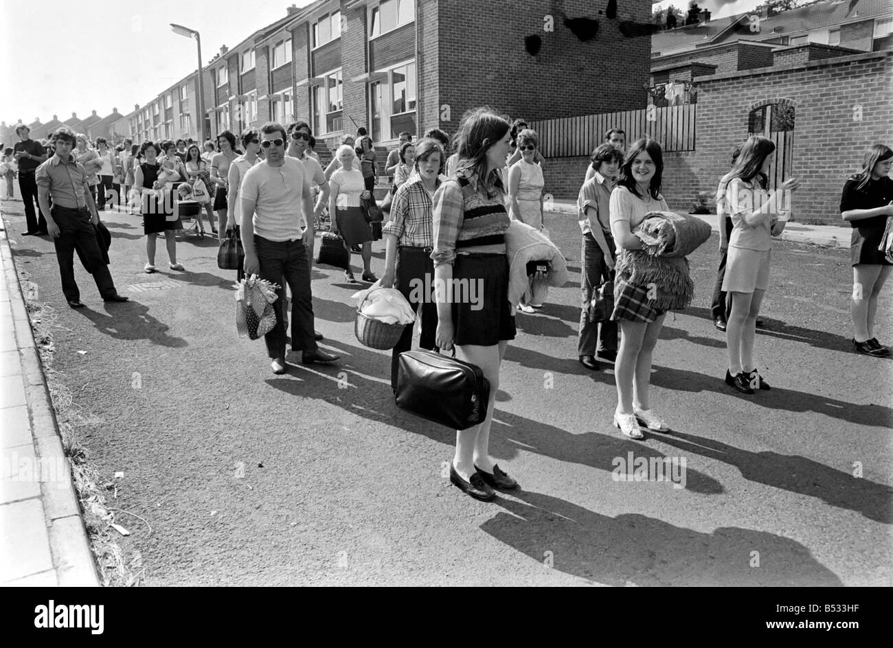 Northern Ireand July 1972. People of the Lenadoon estate evacuate their homes in protest over the heavy army occupation in the area. July 1972 72-7405-004 Stock Photo