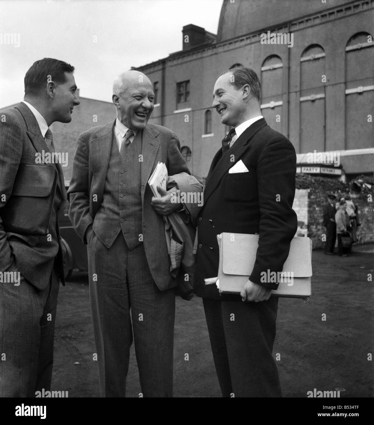 Labour Party Conference 1952&#13;&#10;Jim Callaghan, Hugh Dalton and Tony Greenwood outside Winter Garden. September 1952 C4867 Stock Photo