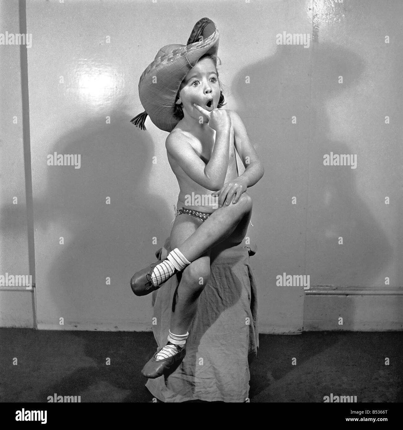 dancer Pauline Curtis aged 4 years. December 1952 C6424-001 Stock Photo
