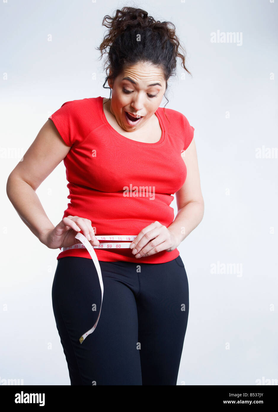 Полная женщина задумалась. Похудение до и после. Девушка худеет. Похудевшие девушки до и после. Похудевшая женщина.