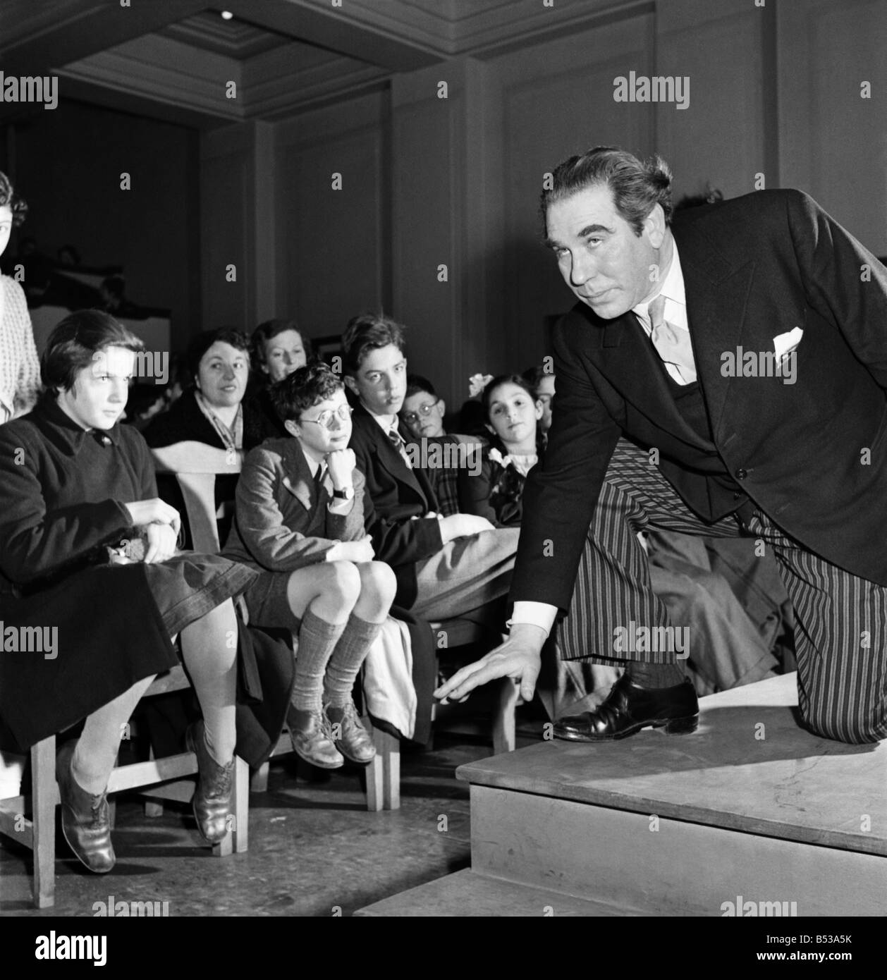 British Drama League. British stage actor Donald Wolfit lectures to children. &#13;&#10;December 1952&#13;&#10;D102-001 Stock Photo