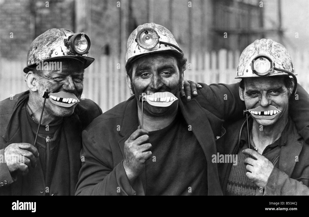 coal-miners-three-miners-come-up-with-a-smile-left-to-right-fred-robson-B53ACJ.jpg