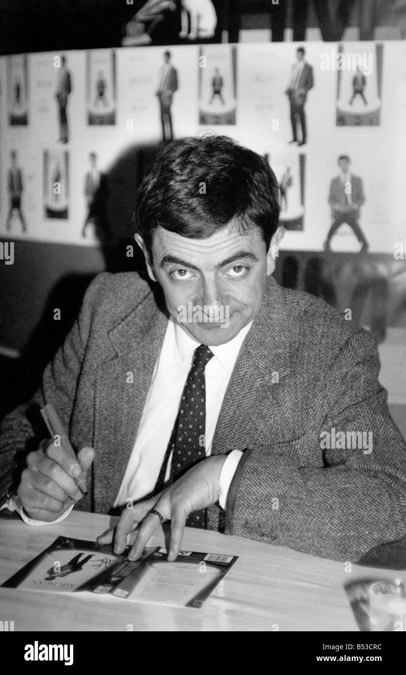 Rowan Atkinson signs copies of Mr. Bean video at H.M.V. Oxford St. October 1991 P017094 Stock Photo