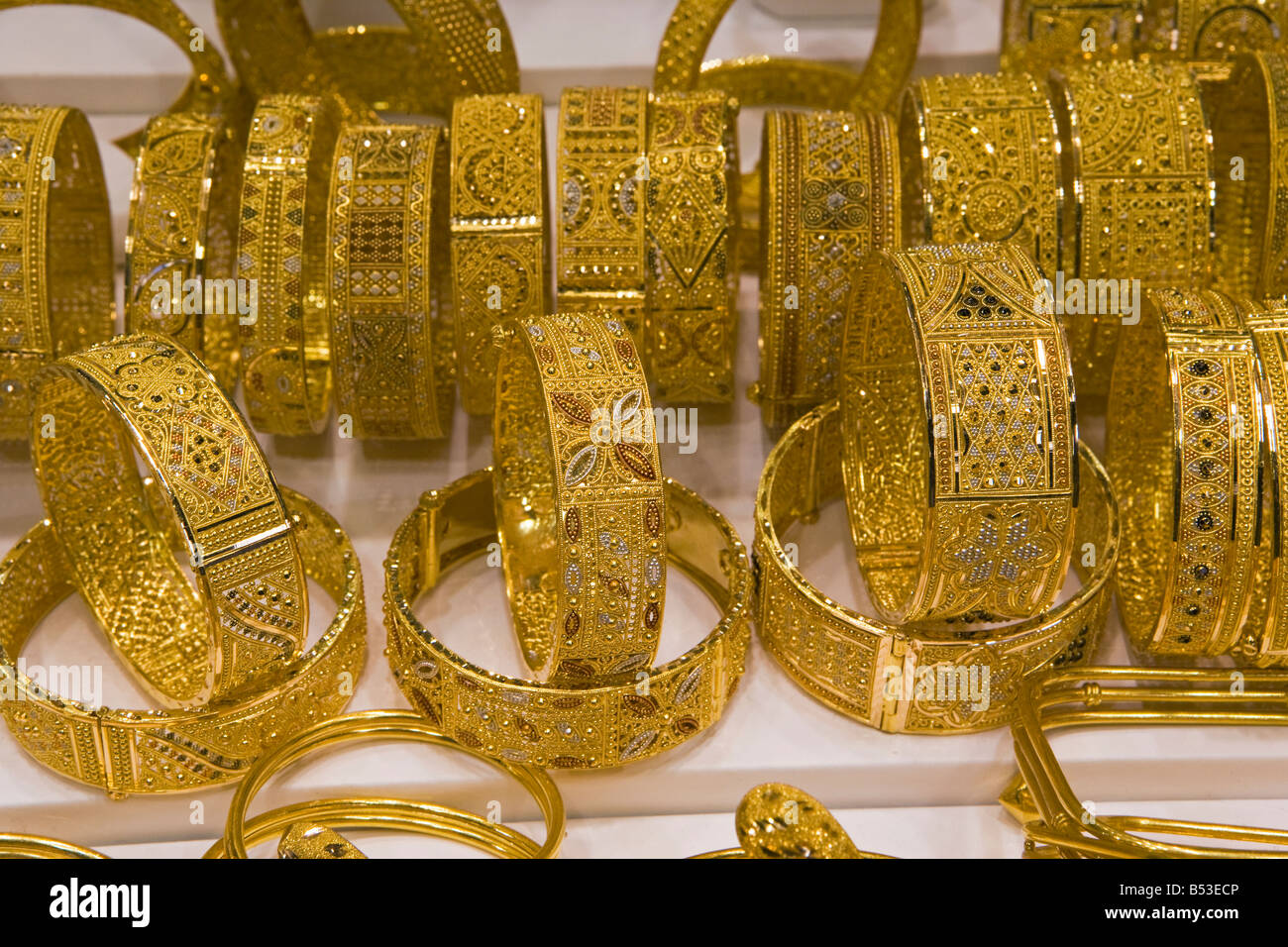 Окруженный золотым. Золотой рынок Gold Souk. Эмиратское золото. Турецкие золотые украшения. Арабские золотые украшения.