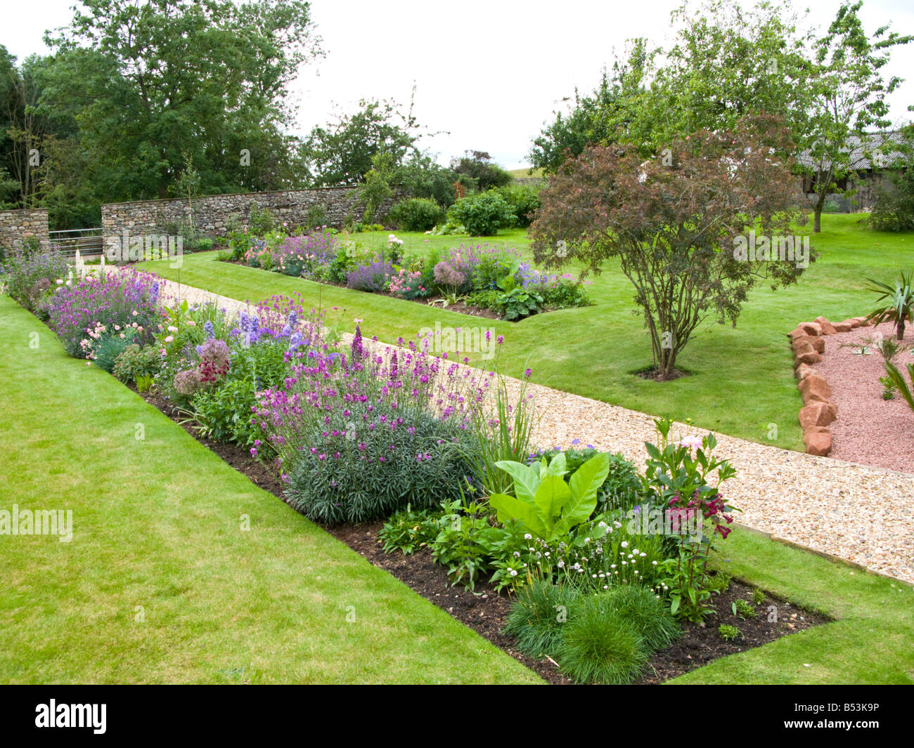 Sloping garden hi res stock photography and images Alamy