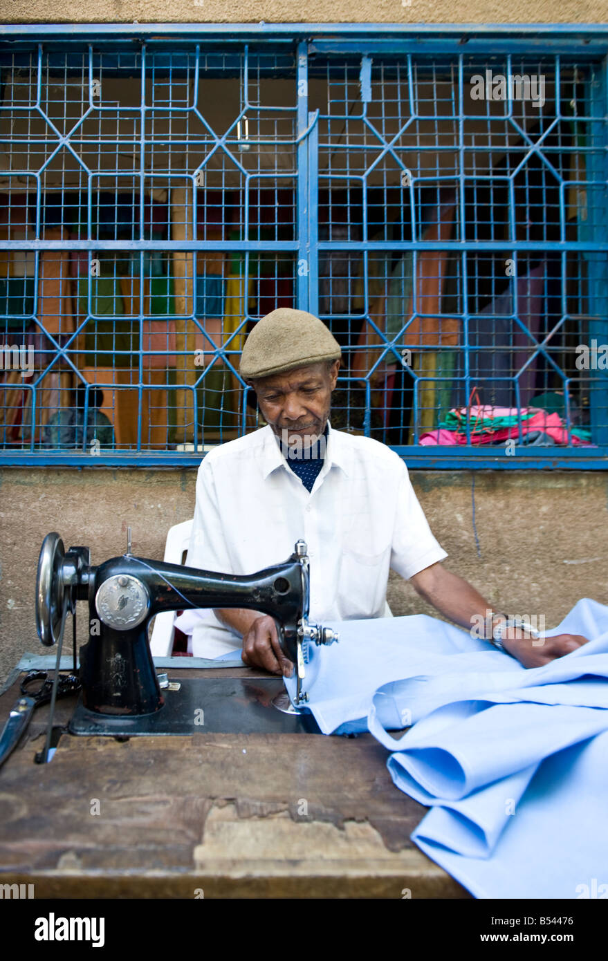 Tanzania Aruscha a tailor in the general market Stock Photo - Alamy