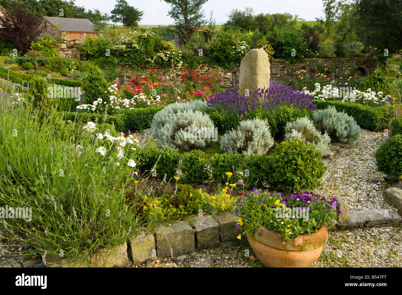 Gravel flower bed hires stock photography and images Alamy