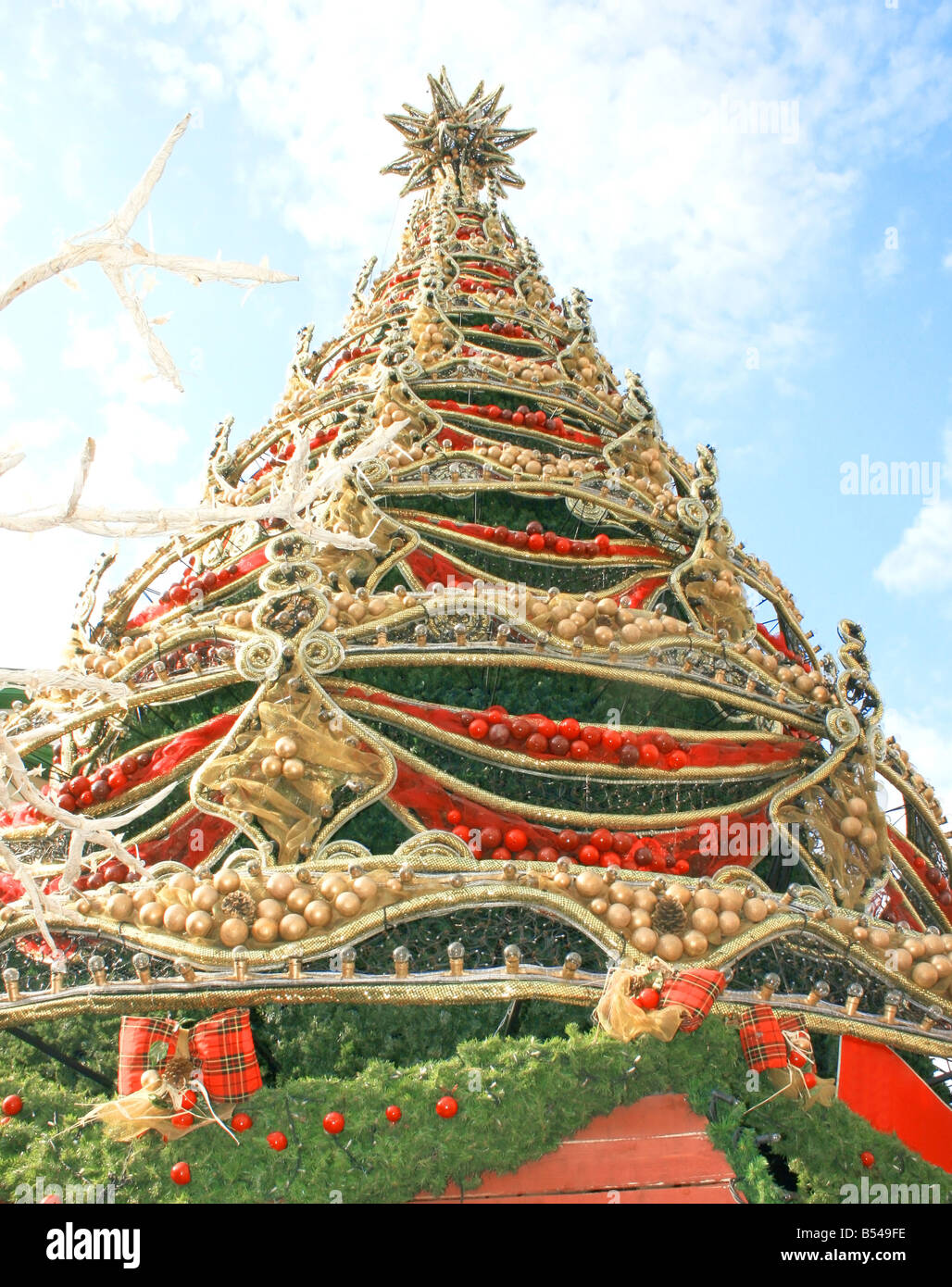 Gold patterned christmas tree hi-res stock photography and images - Alamy