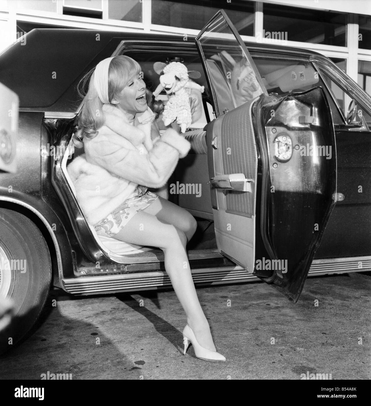 Famous ventriloquist Shari Lewis seen arriving at Heathrow from Los