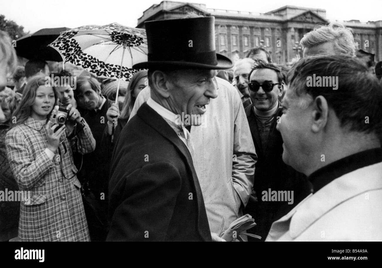 Fred Astaire returns the smiles of onlooker outside Buckingham Palace, during the final scene of 'Midas Run.' July 1968 ;P016871 Stock Photo