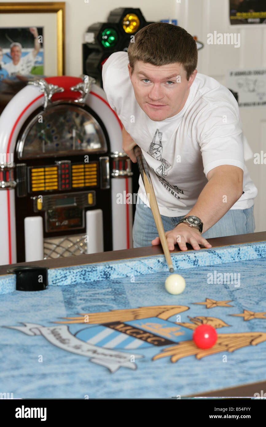 World Champion boxer Ricky Hatton at home in Hyde 17th August 2007 playing pool on his specially covered tabled of his beloved Manchested City football team Stock Photo