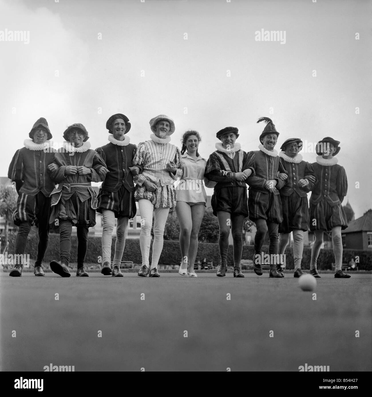 Elizabethan Bowls Tournament. Ray Evans gets a wrinkle on removing to