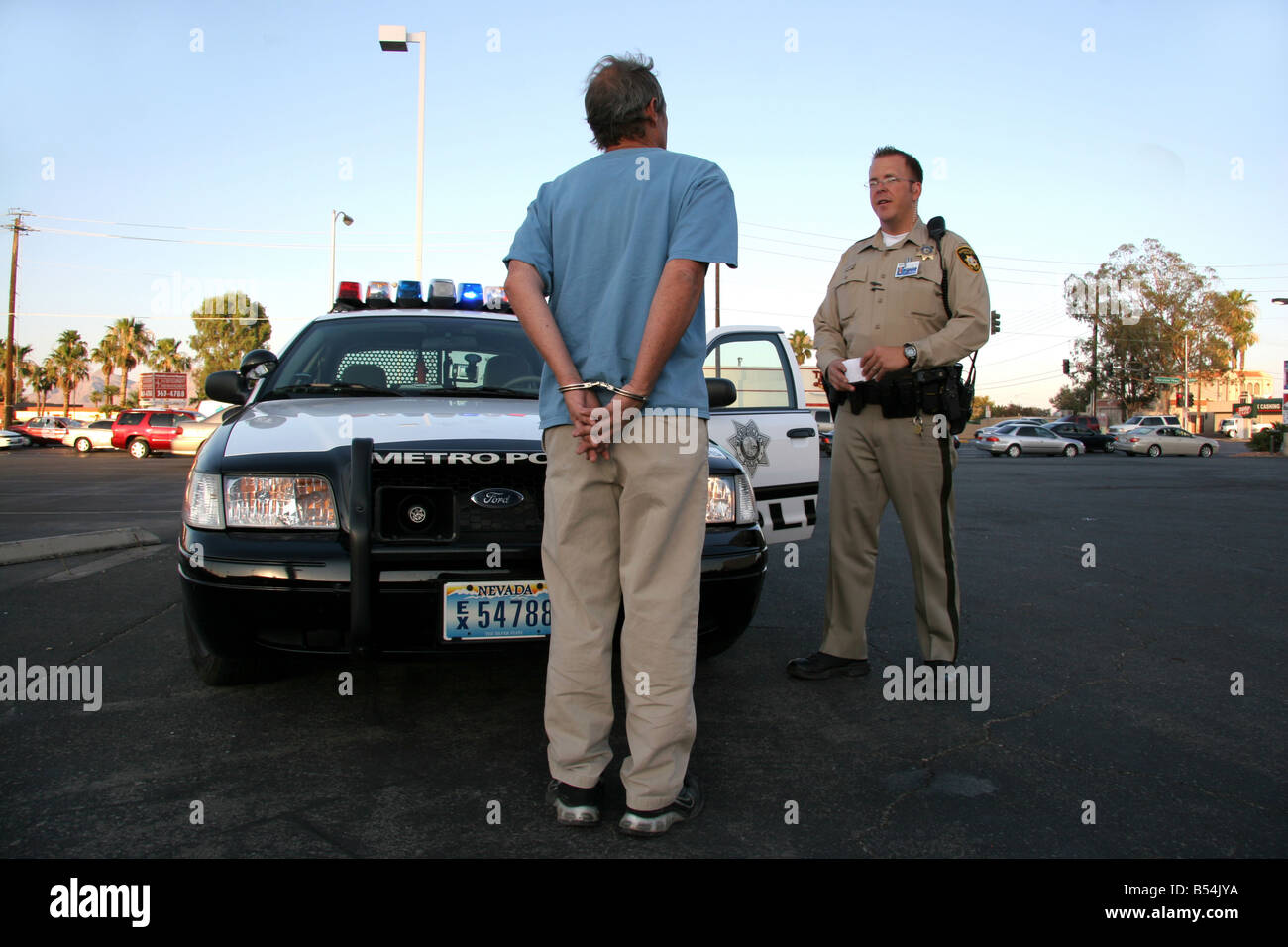 Prisoner being spoken to by a police officer in Las Vegas Nevada Stock Photo