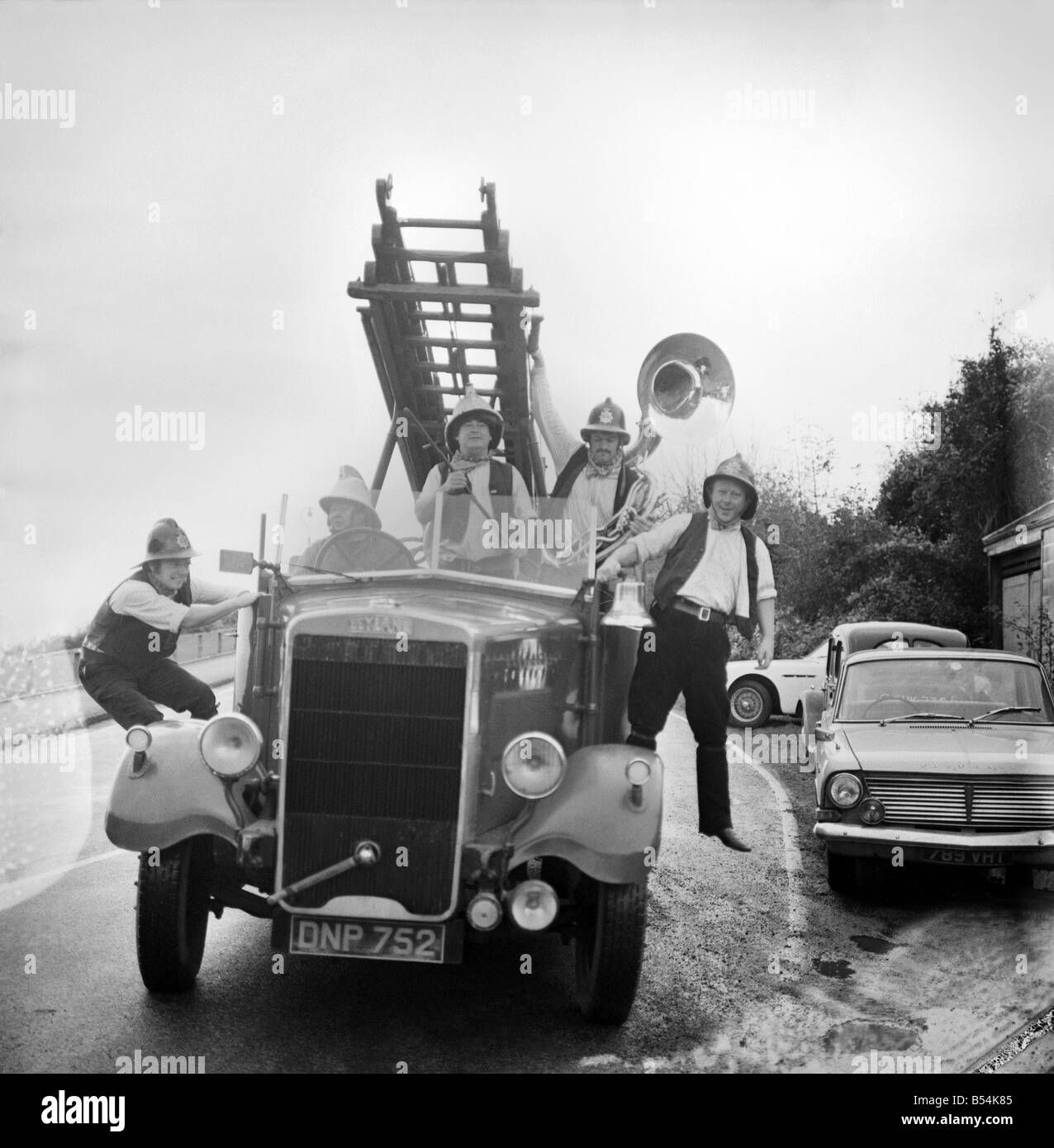 Adge Cutler and the Wurzels', on the engine at Cleevedon, down in Zummerest, with driver Roy Cutler (Adge's brother who runs a g Stock Photo