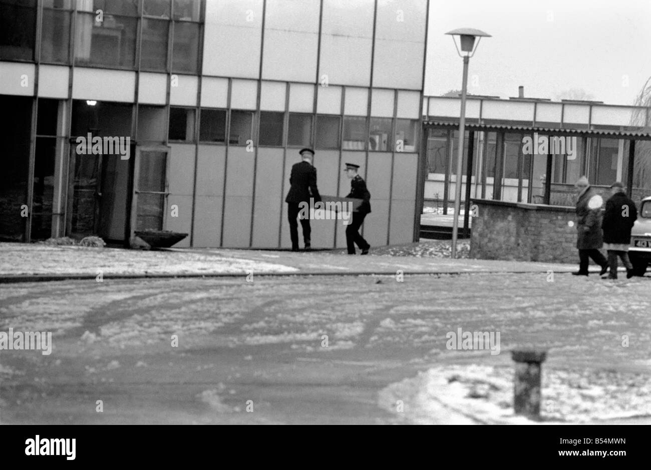 Welwyn Garden City Murder. Police carrying equipment into Heronsweed