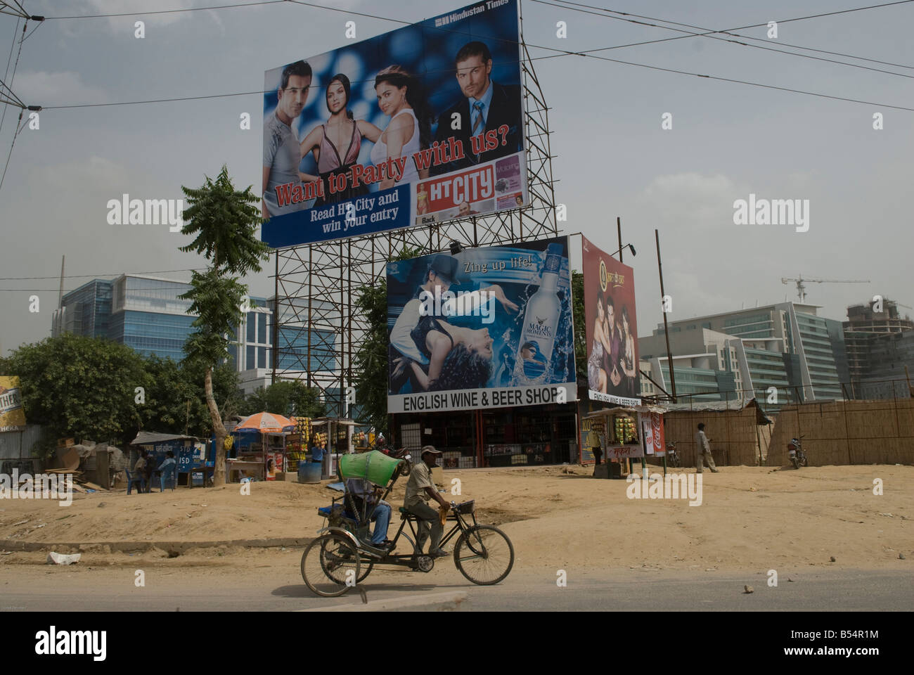 Indian slum mobile phone hires stock photography and images Alamy