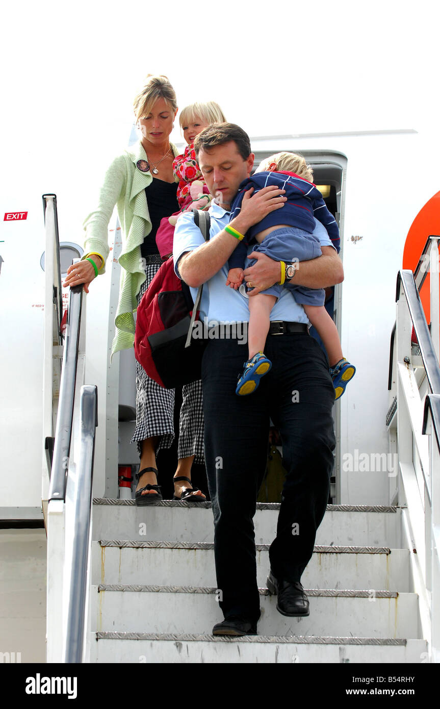 Kate and Gerry McCann arrive back at East Midlands airport with two year old twins Sean and Amelie after spending four months in Portugal looking for missing daughter Madeleine McCann 09 09 2007 Stock Photo