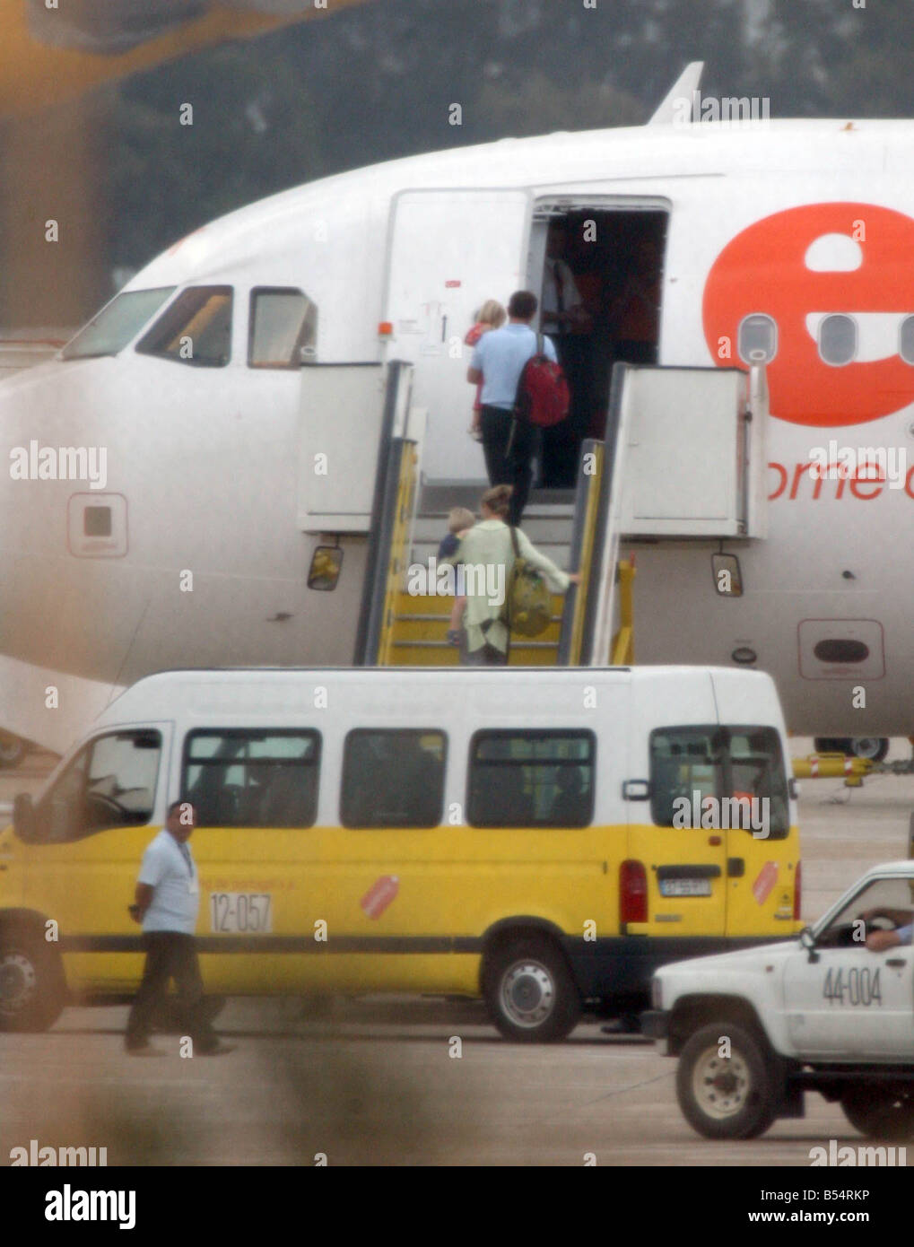 Kate and Gerry McCann board a plane at Faro airport on their way back