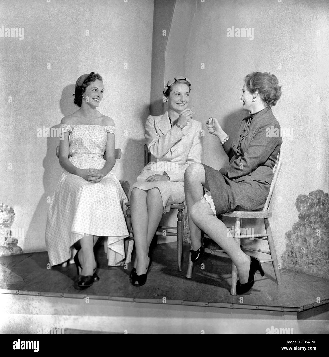 how to sit in short dress Can you sense the difference?, Let me know in the comments., While you have  the choice to sit however you want even in a short dress , sitting  mindfully and elegantly will definitely give your