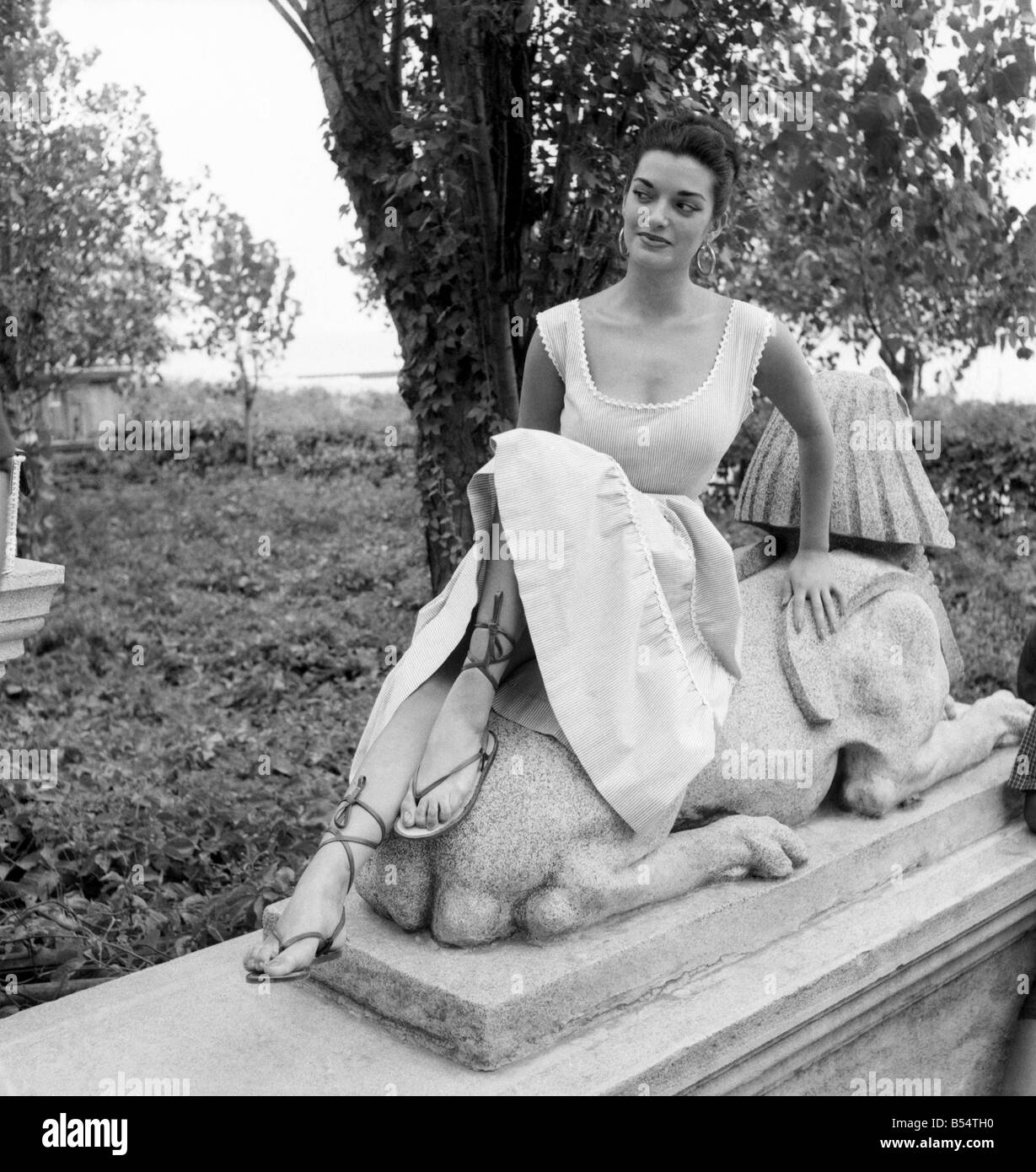 Venice Film Festival 1953. Italian film actress Aurora De Alba who is to dance at the festival. August 1953 D5369-008 Stock Photo