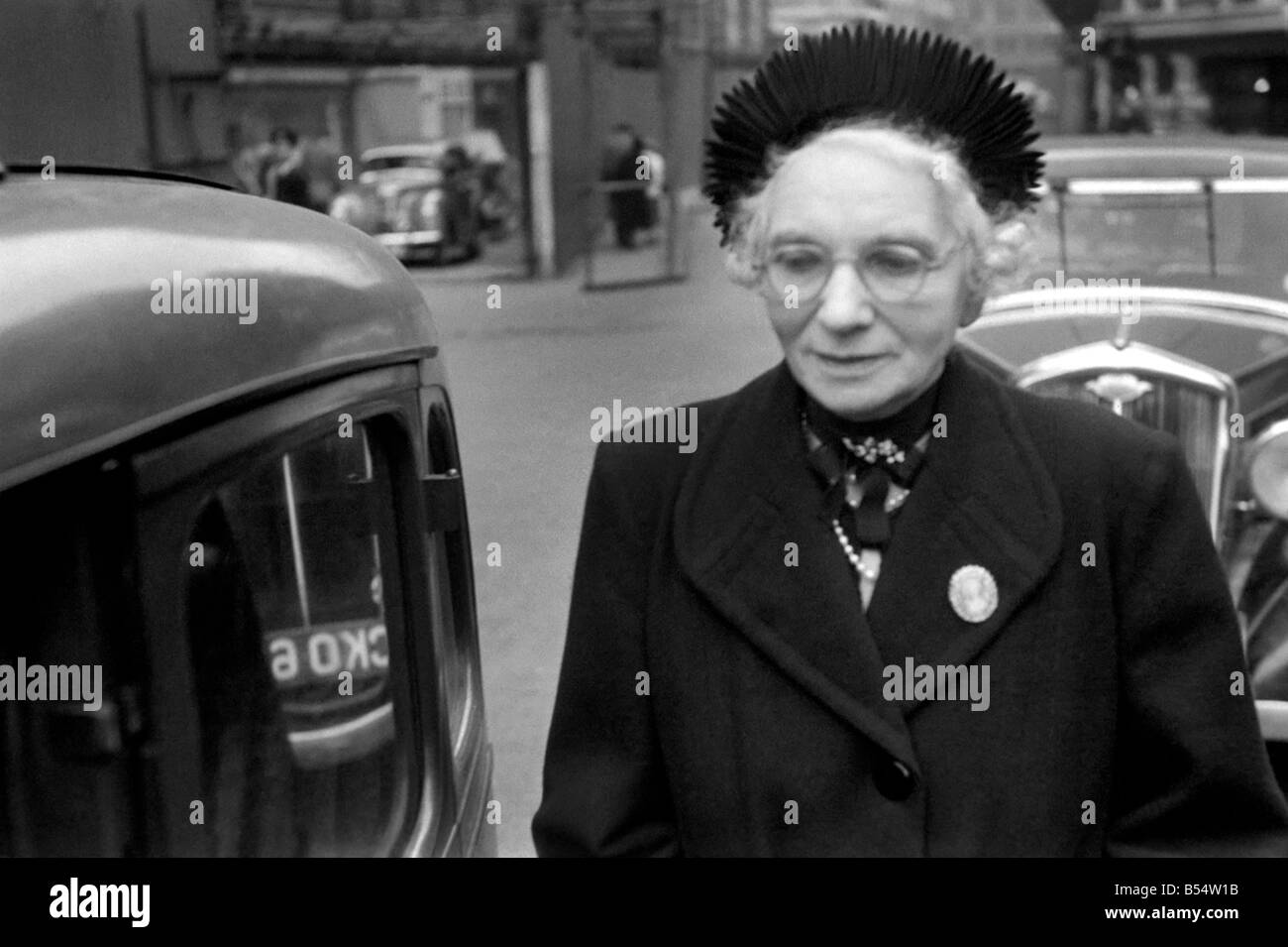 Lady Mary Ana Lucy Fisher widow of Sr. Warren Fisher, late Chief of the Civil Service who gave evidence at the old Bailey against a bookmaker and his wife Arthur Lawless and Rose Lawless who were convicted and sentenced to two years and 18 months respectively on a charge of defrauding her. October 1953 D6040 Stock Photo