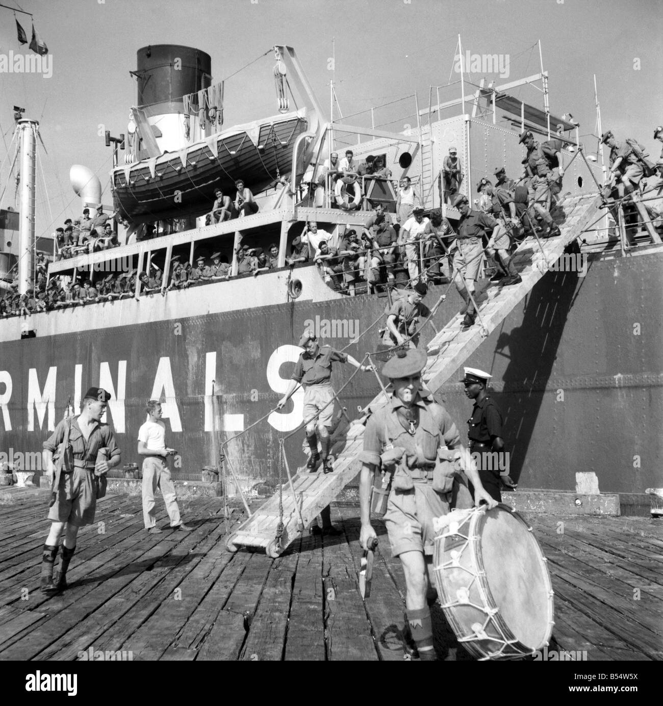 George Town British Guiana the Argyle and Sutherland highlanders landed at Atkinson Wharf 25 miles from George Town following their sea voyage from England. October 1953 D6341-001 Stock Photo