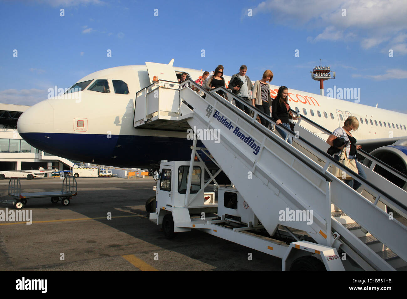 AIRCRAFT PASSENGERS. DEPLANING FROM AIRCRAFT. EASYJET A320 AIRBUS Stock Photo