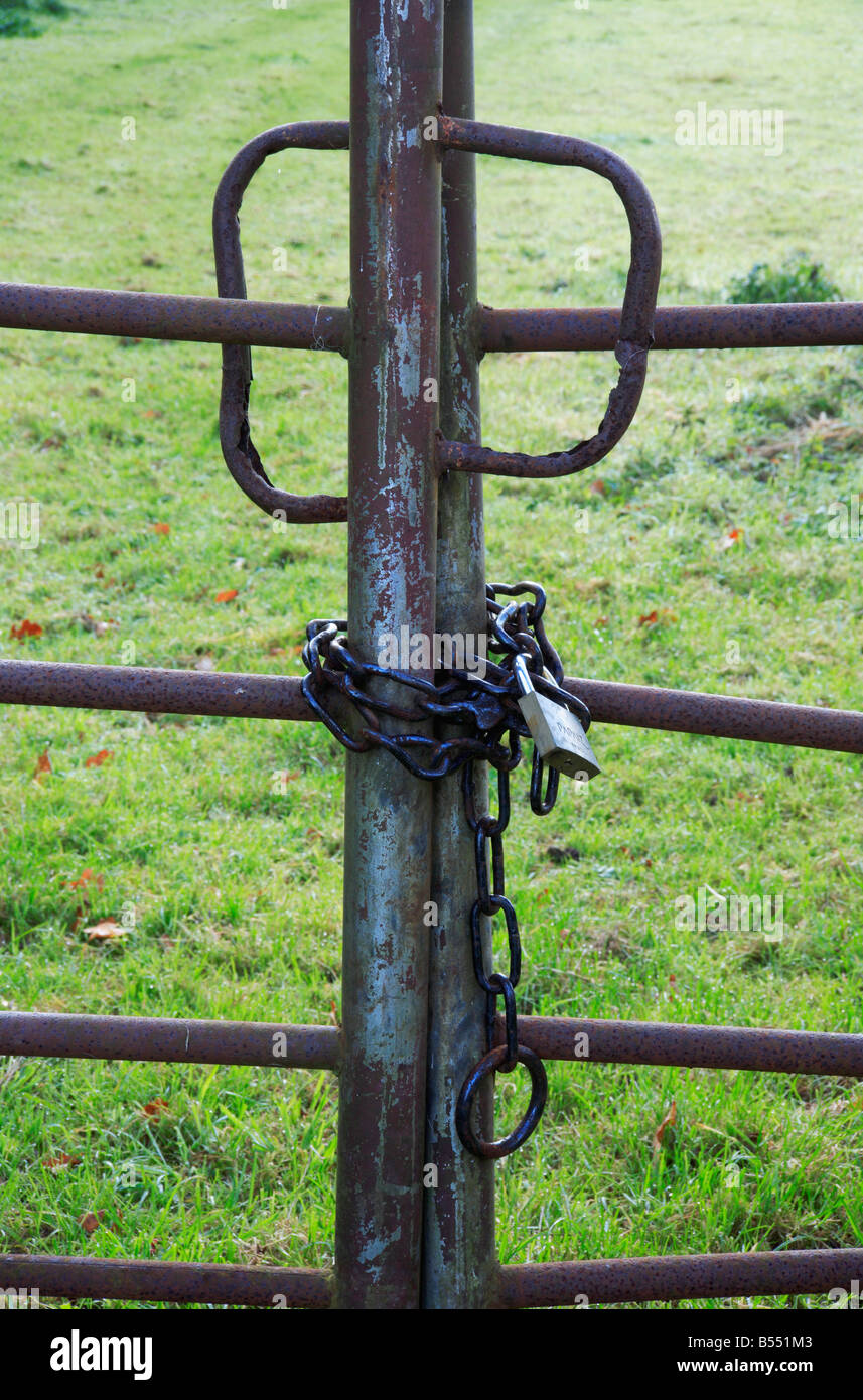 Farm gate padlock and chain hires stock photography and images Alamy